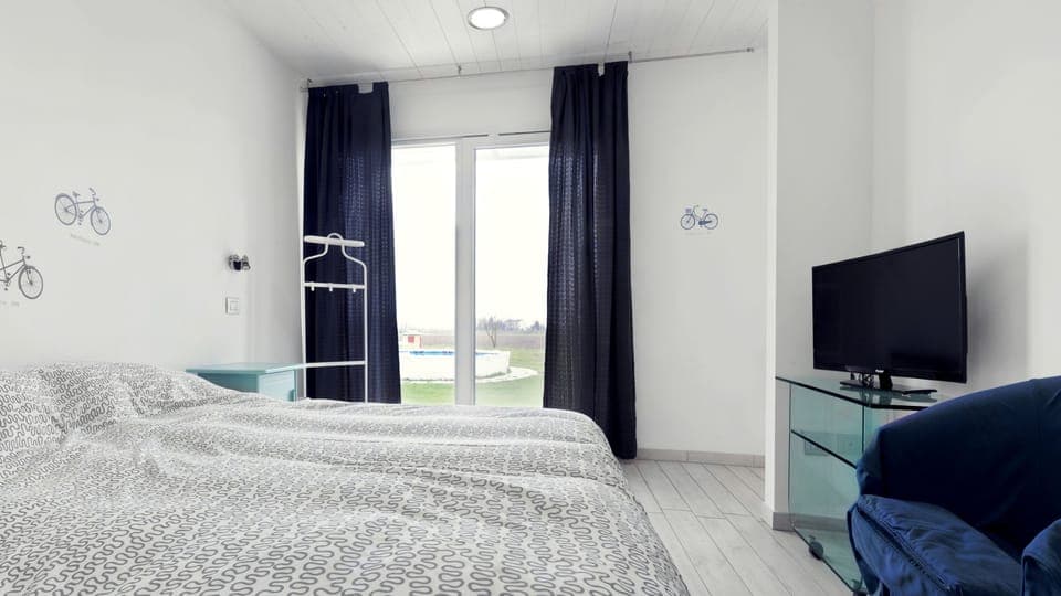 Exclusive Room | Desk, free WiFi, bed sheets