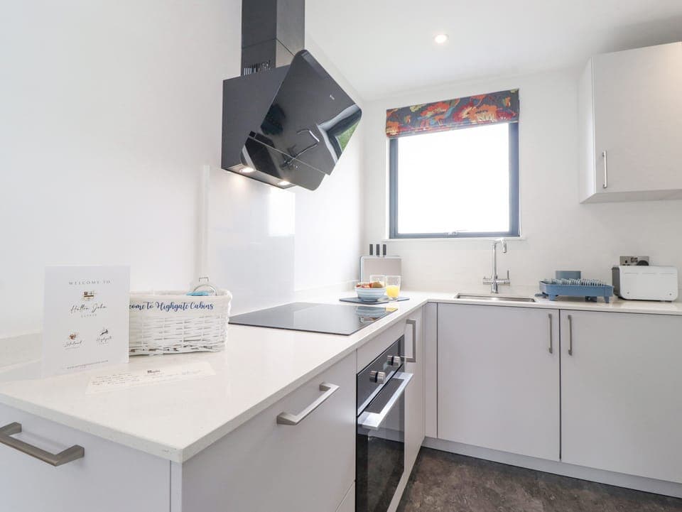 Cottage | Private kitchen | Fridge, electric kettle, toaster, cookware/dishes/utensils