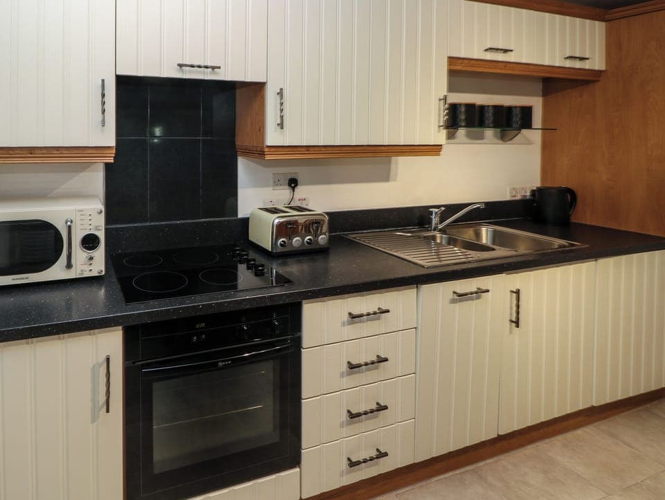 Cottage | Private kitchen | Fridge, dishwasher, electric kettle, toaster