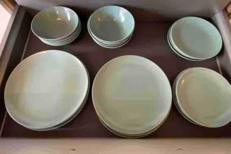 Full-size fridge, microwave, oven, stovetop