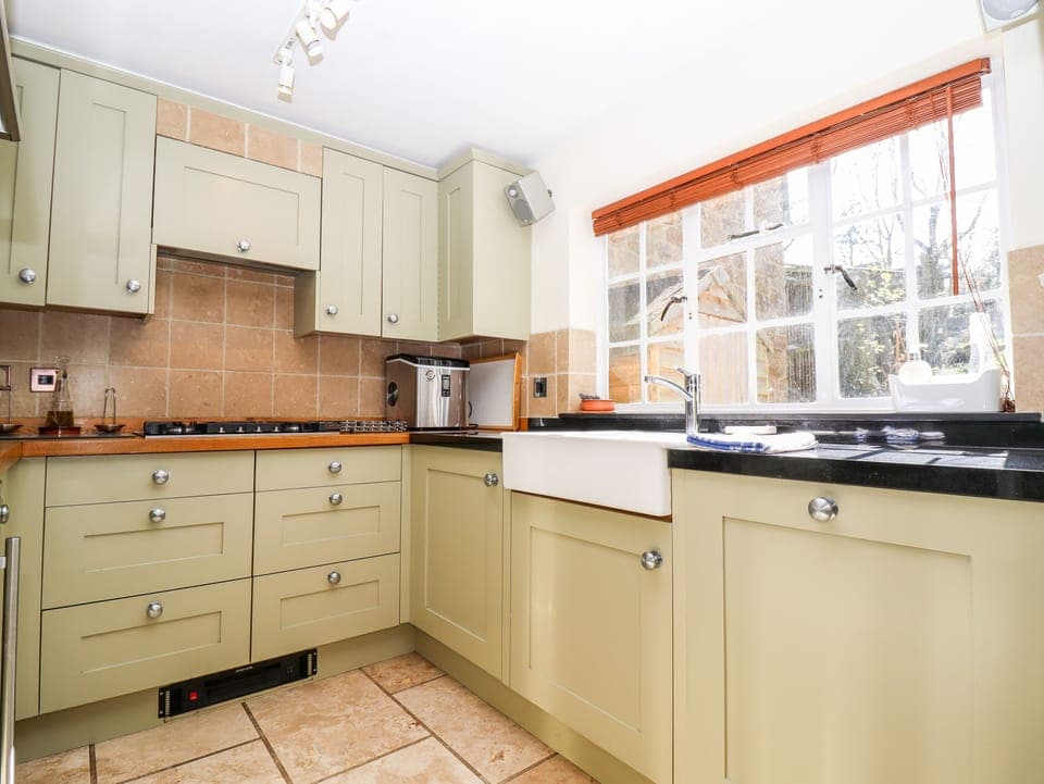 Fridge, dishwasher, cookware/dishes/utensils