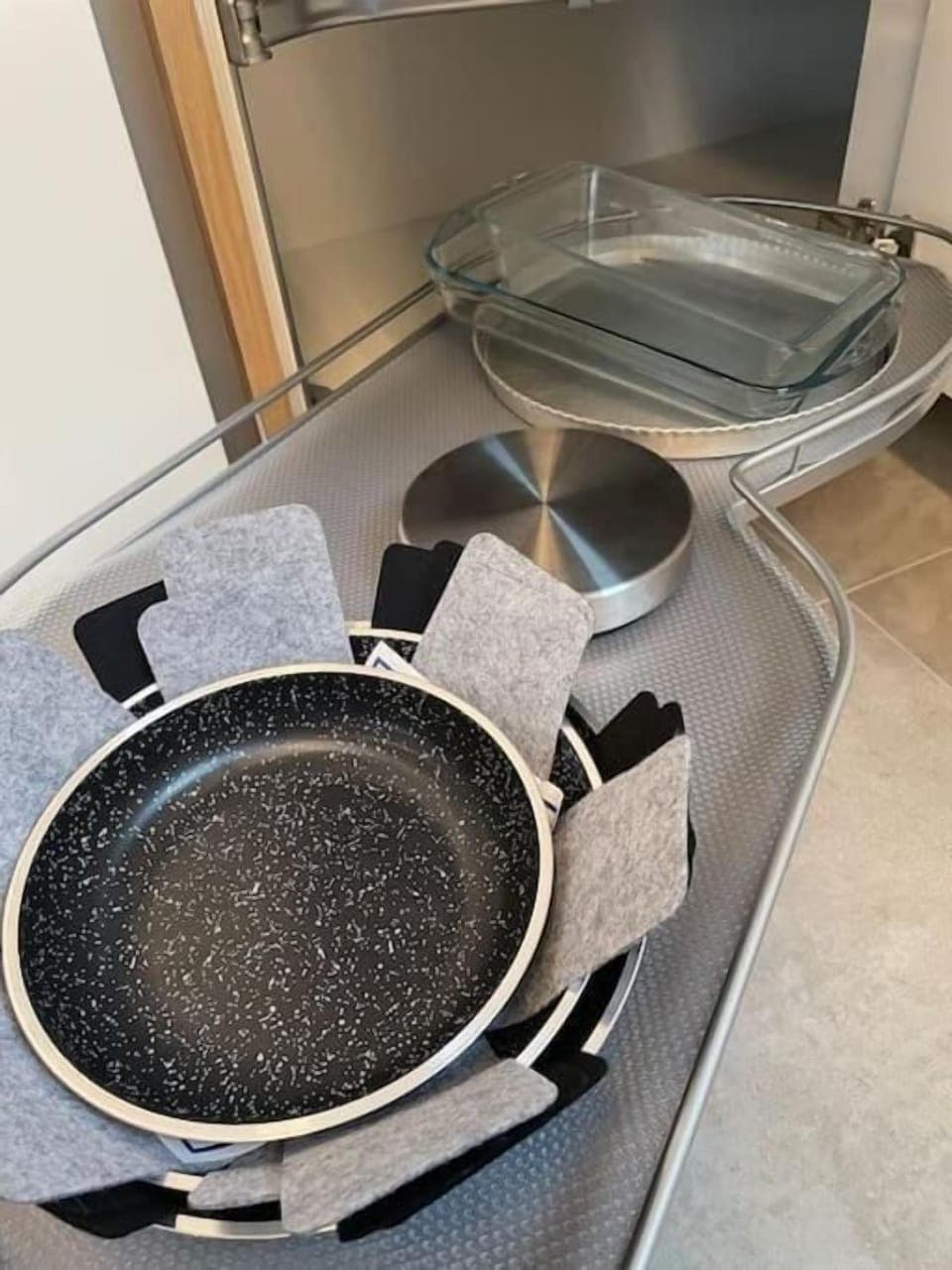 Full-size fridge, microwave, oven, stovetop