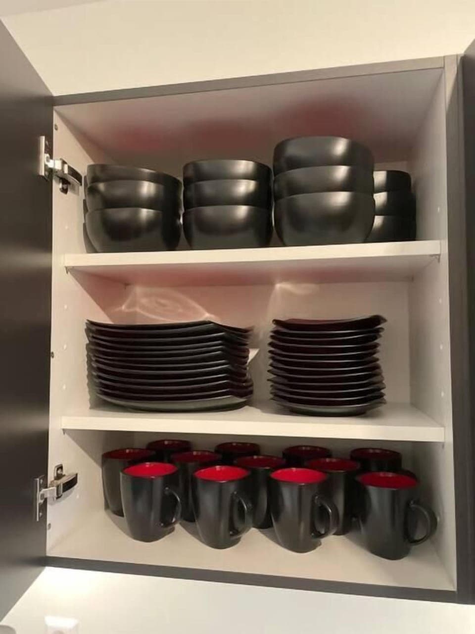 Full-size fridge, microwave, oven, stovetop