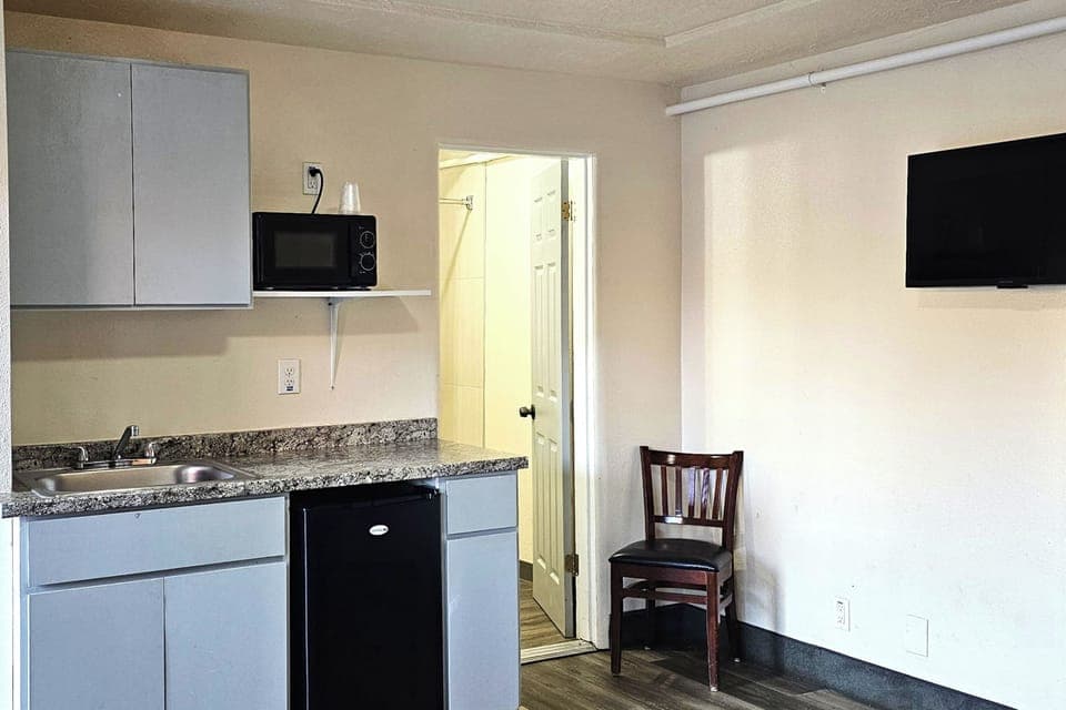 Family Studio Queen Bed with Bunk Bed | Iron/ironing board, free WiFi, bed sheets