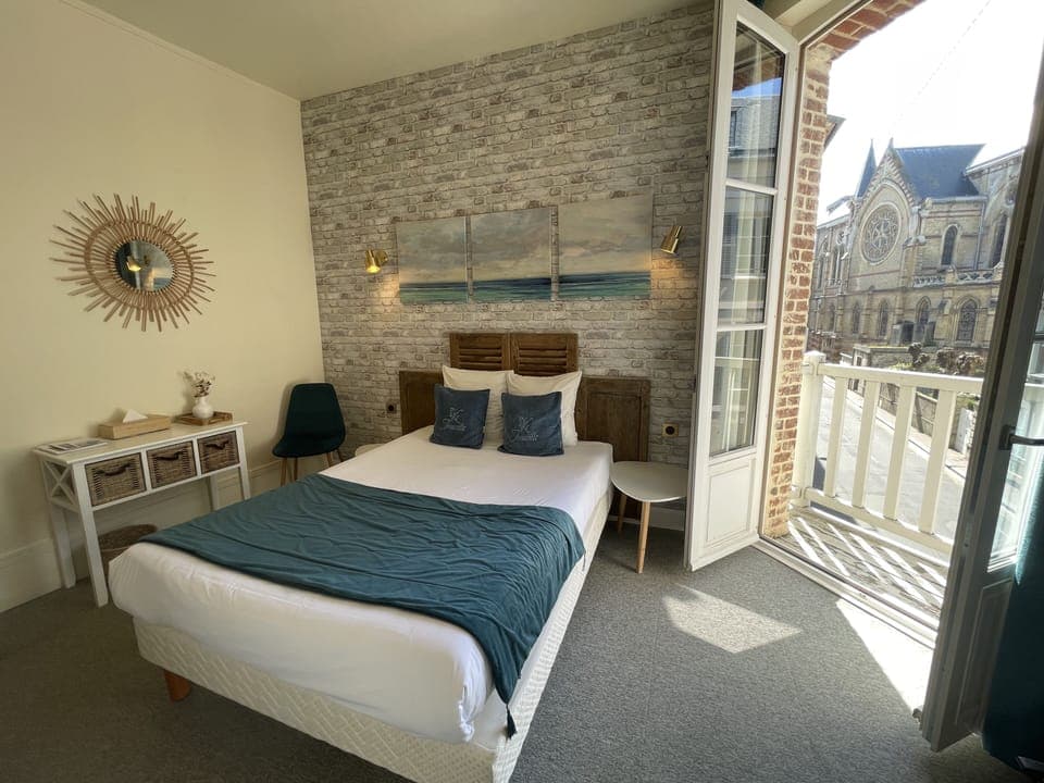 Chambre Double Confort Balcon | Individually decorated, individually furnished, laptop workspace