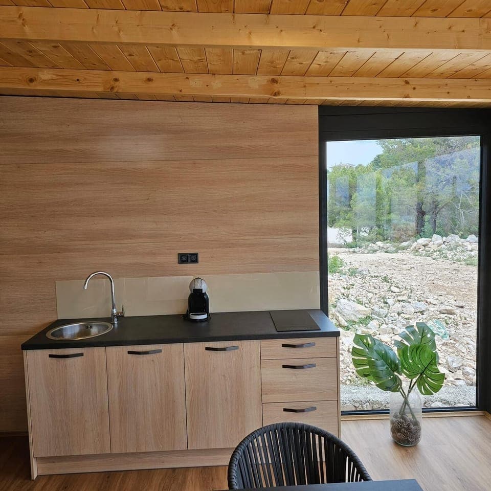 Shining Sea | Private kitchenette | Full-size fridge, microwave, stovetop, dishwasher