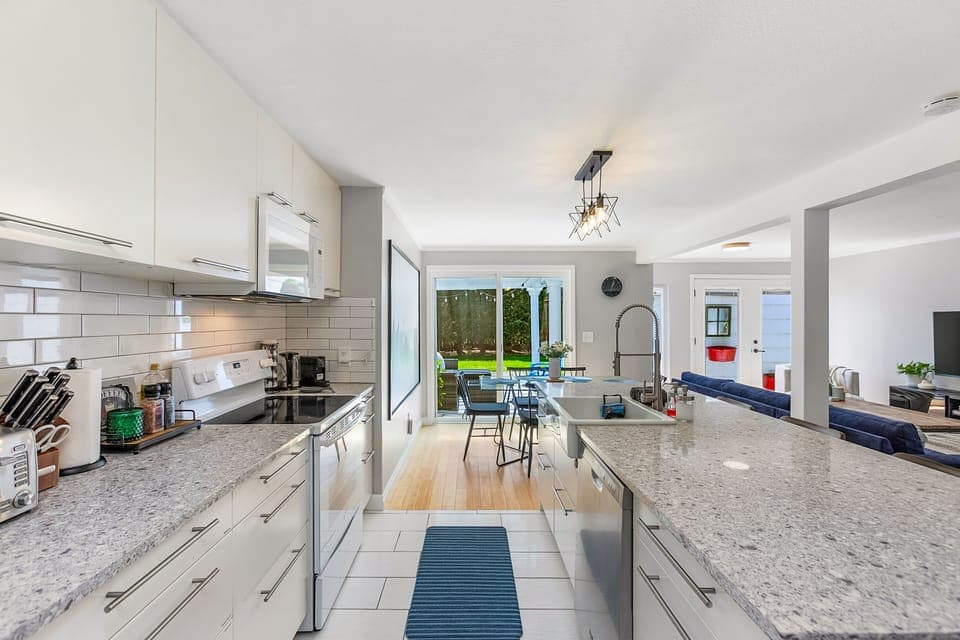 Classic Apartment | Private kitchen | Fridge, microwave, oven, dishwasher