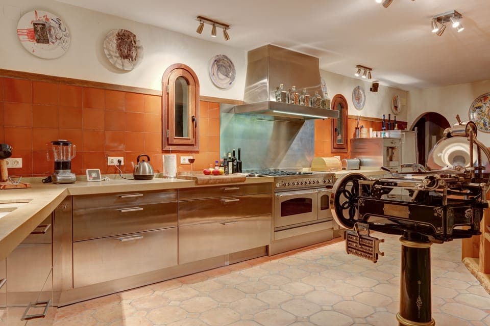 Villa | Private kitchen | Full-size fridge, microwave, oven, stovetop