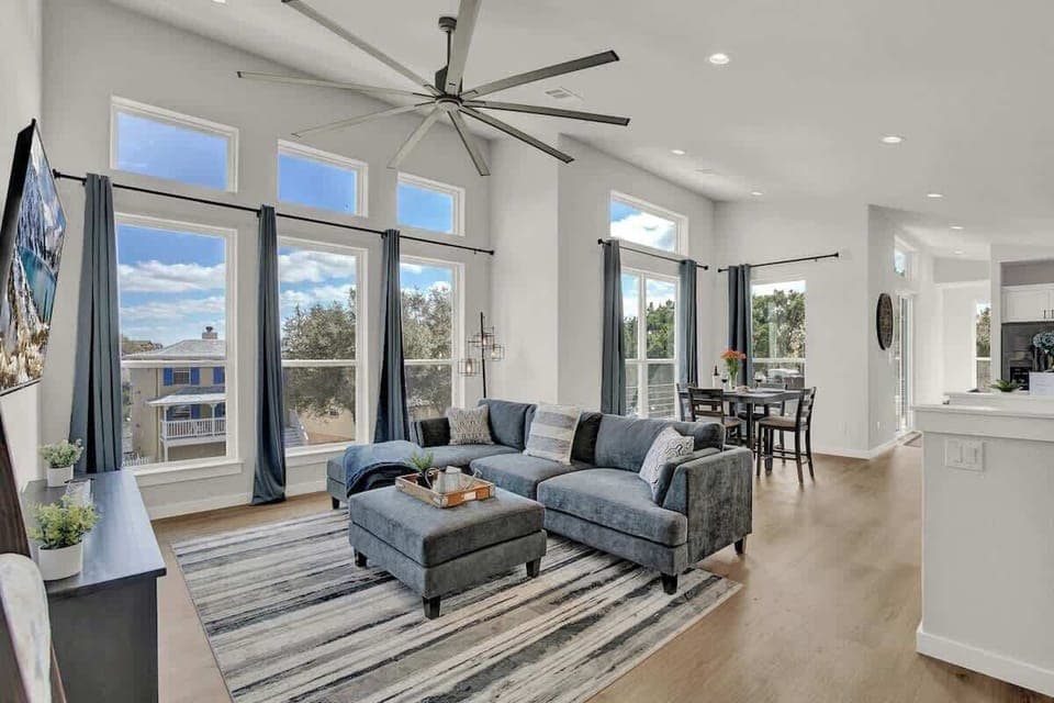 House, Multiple Beds, Pool Access (502 Venture Blvd S) | Living area