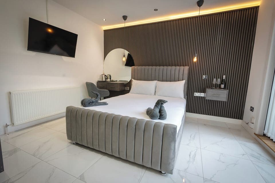 Deluxe Double Room, 1 Double Bed | Memory foam beds, desk, iron/ironing board, bed sheets