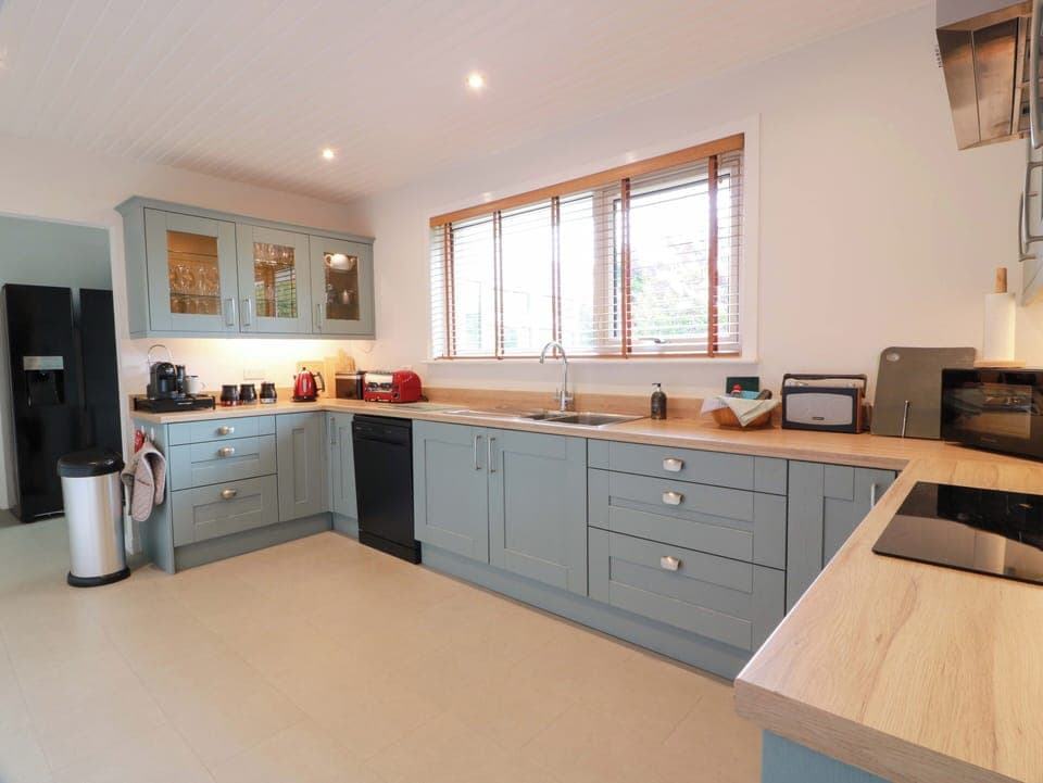 Cottage | Private kitchen | Dishwasher, cookware/dishes/utensils