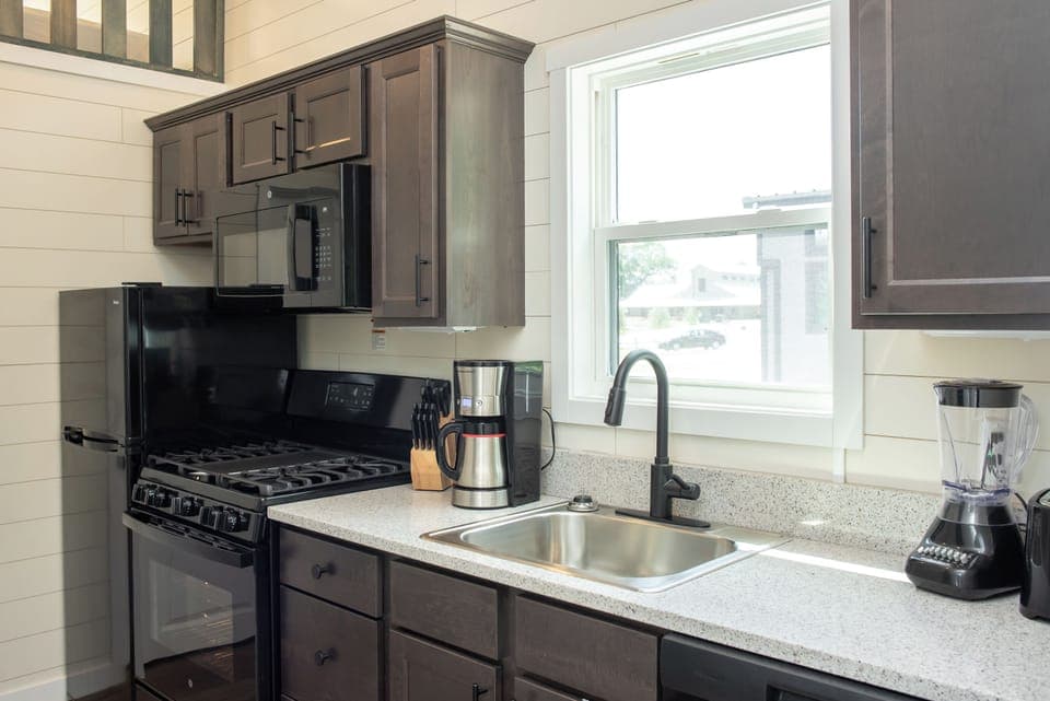 Riverside Firewheel Cabin | Private kitchen | Full-size fridge, microwave, oven, stovetop