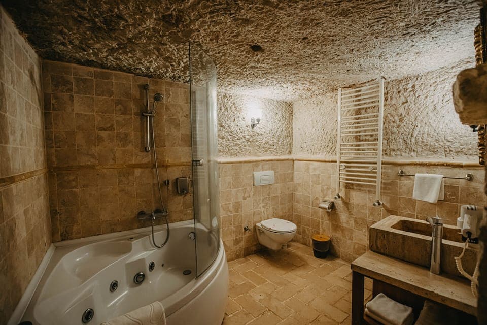 Splendid Cave Suite | Bathroom | Shower, hydromassage showerhead, free toiletries, hair dryer
