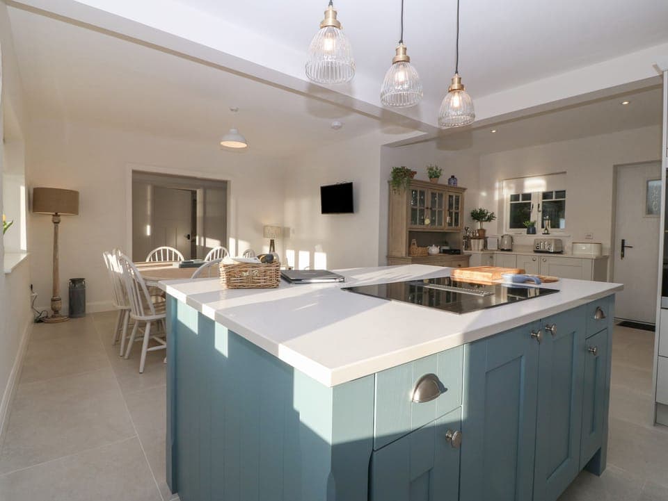 Cottage | Private kitchen | Fridge, dishwasher, electric kettle, toaster