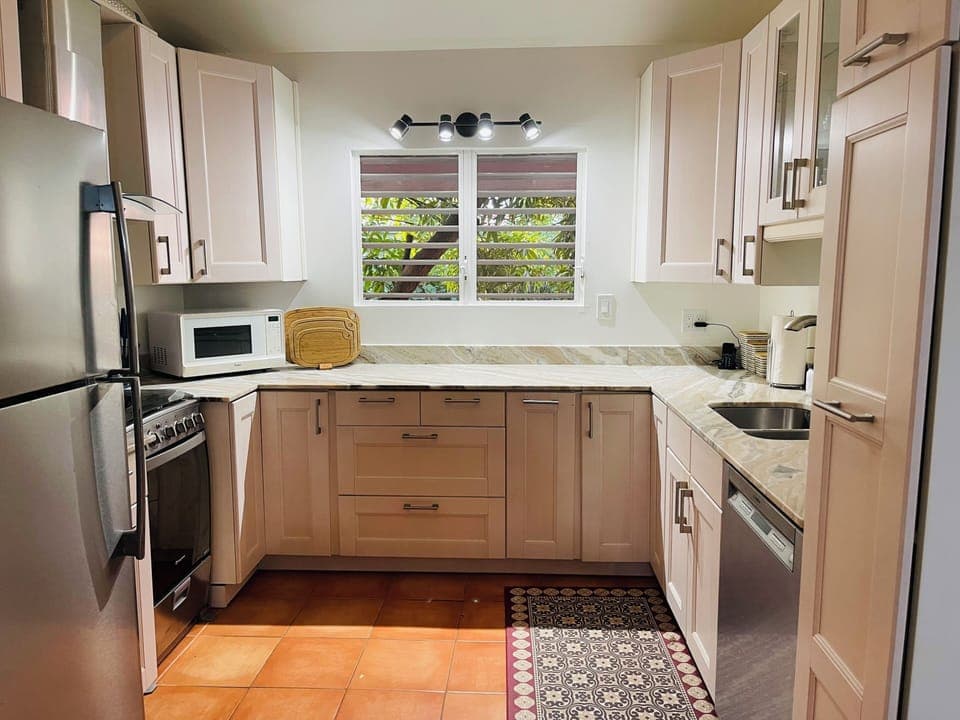 Microwave, coffee/tea maker, electric kettle, toaster