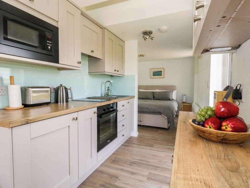 Cottage | Private kitchen | Fridge, electric kettle, toaster, cookware/dishes/utensils