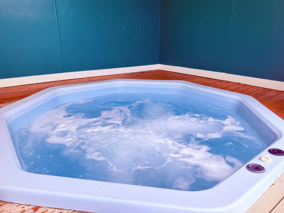 Indoor spa tub