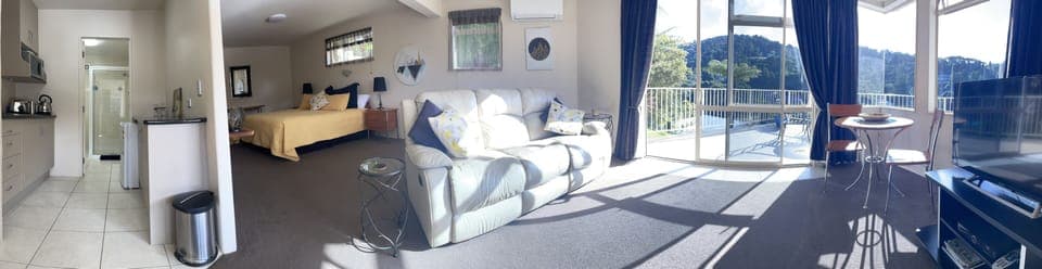 Deluxe Studio Suite, Kitchenette (Gold Suite) | Living area | 39-inch LCD TV with satellite channels, TV