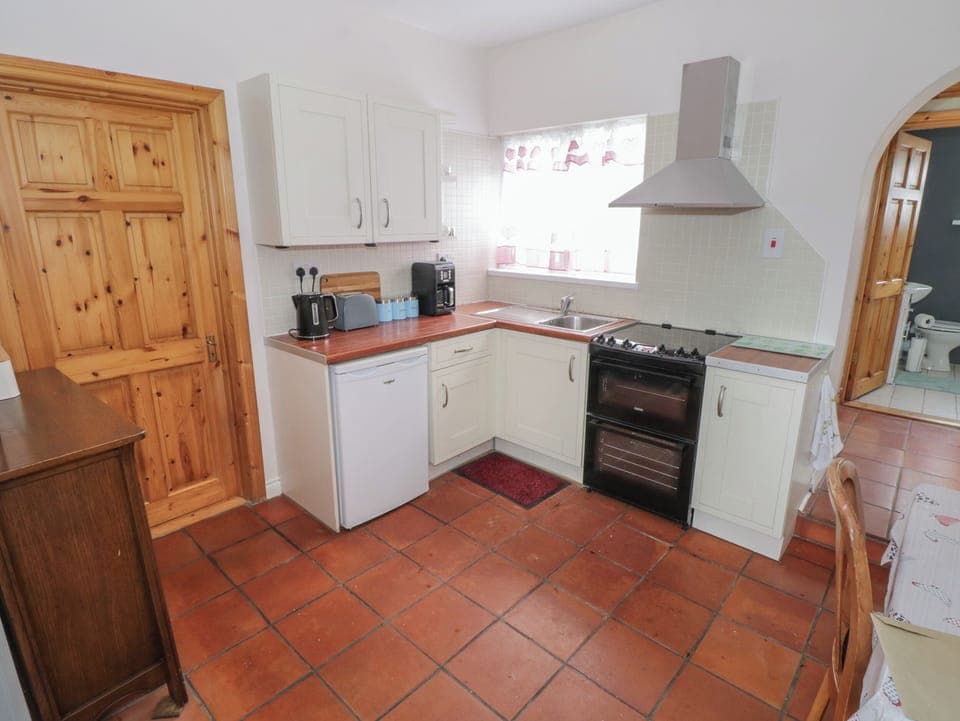 Fridge, cookware/dishes/utensils