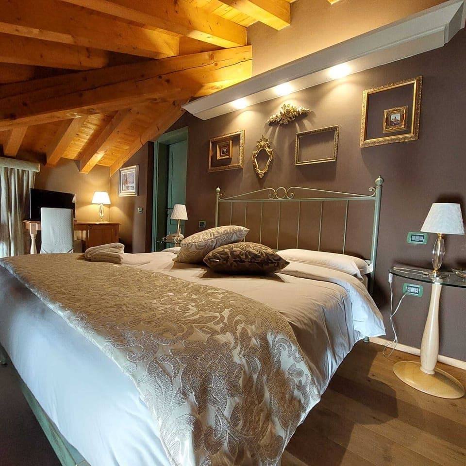 Standard Double or Twin Room | Minibar, in-room safe, individually furnished, desk