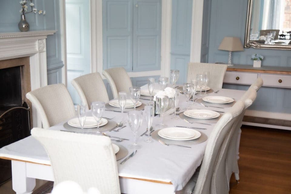 House | 8 bedrooms, desk