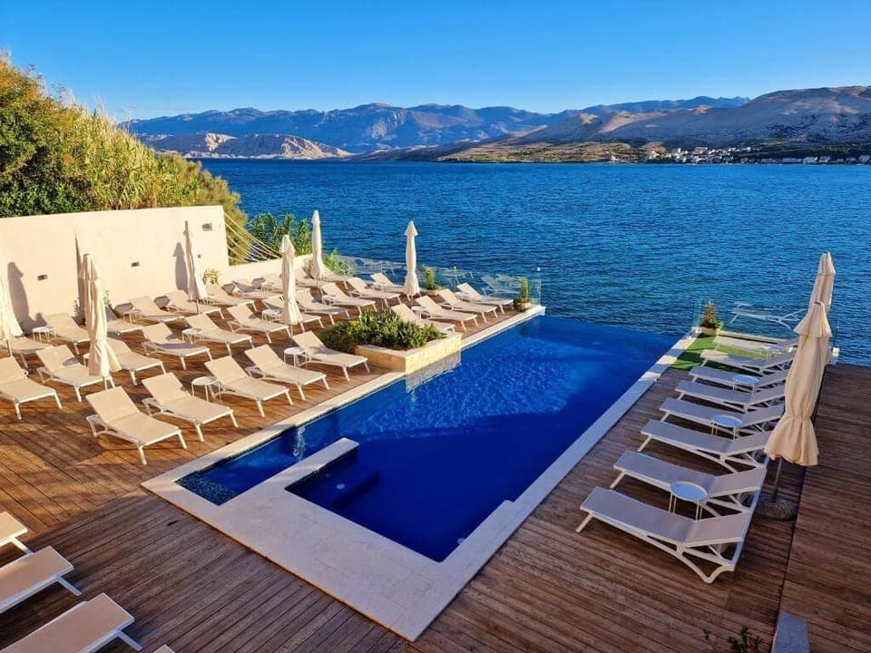 Seasonal outdoor pool, pool umbrellas, sun loungers