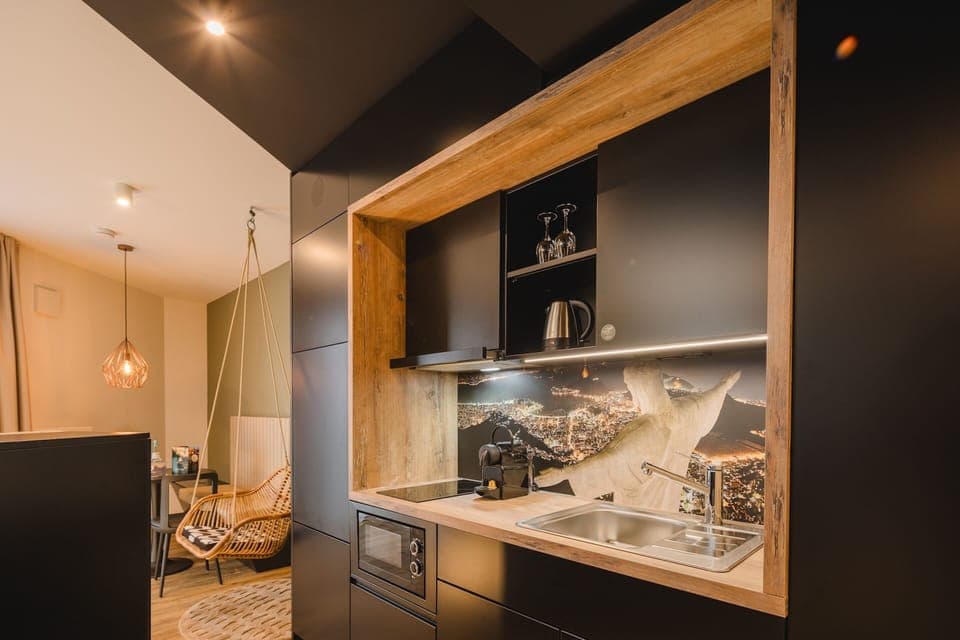 Apartment Leblon | Private kitchen | Mini-fridge, microwave, stovetop, dishwasher