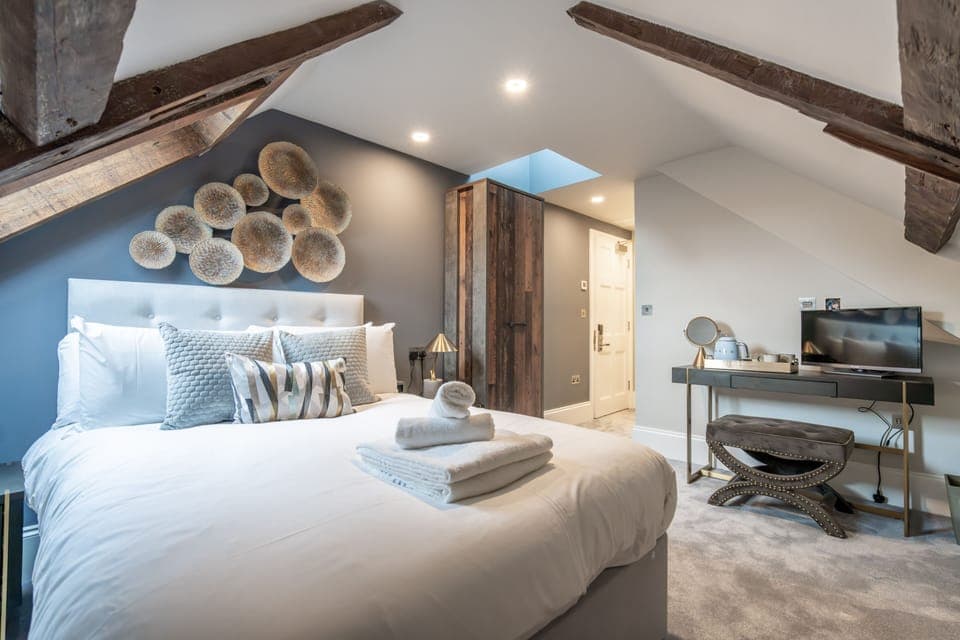 Skyward Cosy Double | Hypo-allergenic bedding, individually decorated, individually furnished