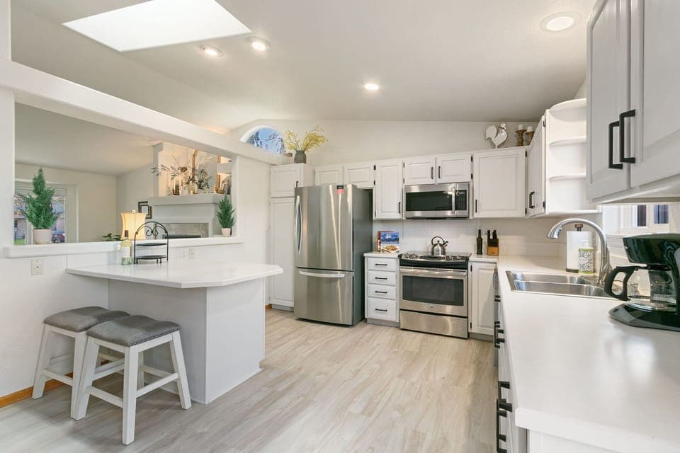 House, Multiple Beds, Patio, Garden View (2719 Daffodil Place) | Private kitchen | Fridge, microwave, oven, stovetop