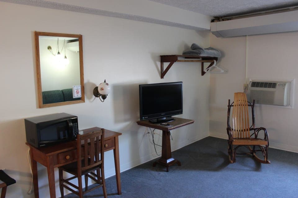 Standard Room King- The Motel | Desk, cribs/infant beds, rollaway beds, free WiFi