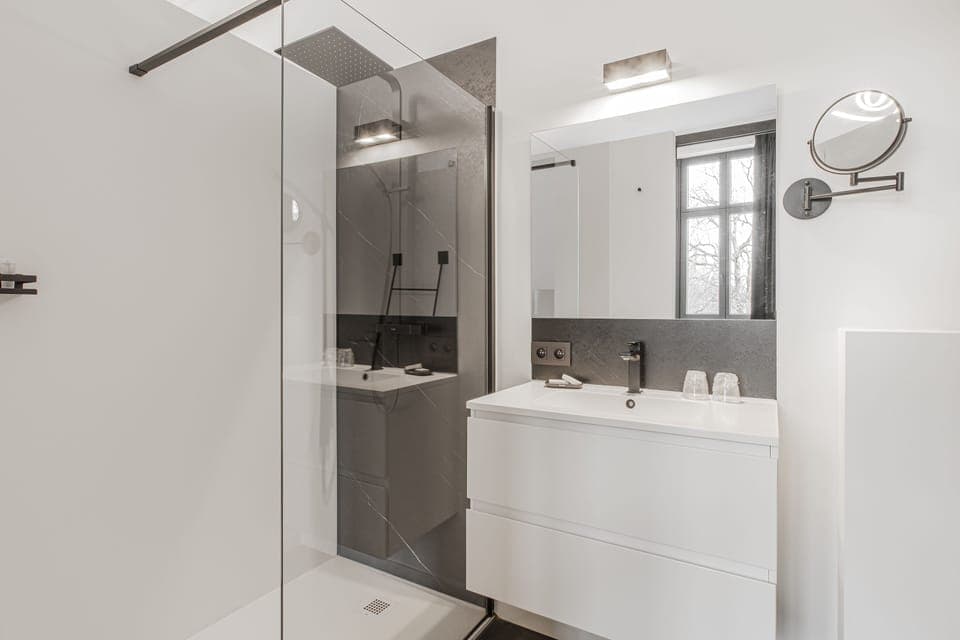 Deluxe Room | 1 bedroom, minibar, in-room safe, desk