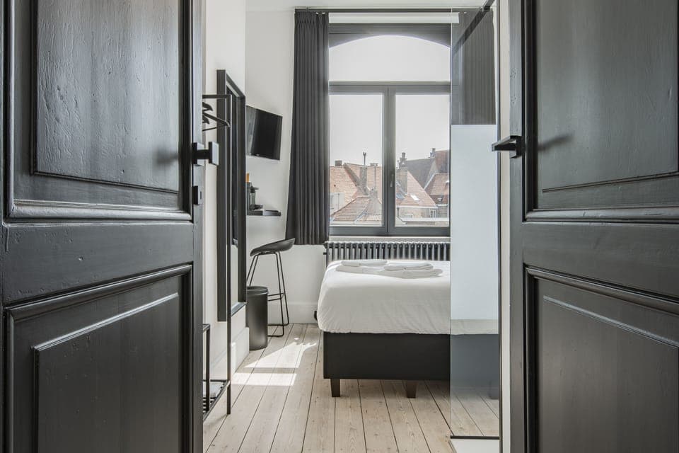 Classic Room | 1 bedroom, minibar, in-room safe, desk