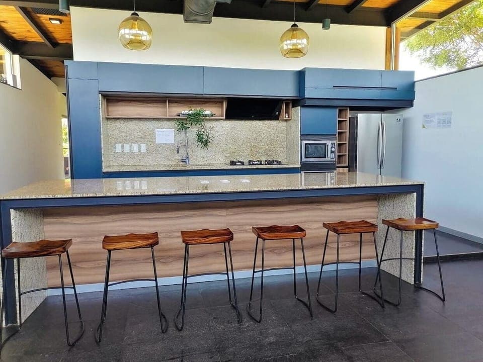 Shared fridge, microwave, blender, cookware/dishes/utensils