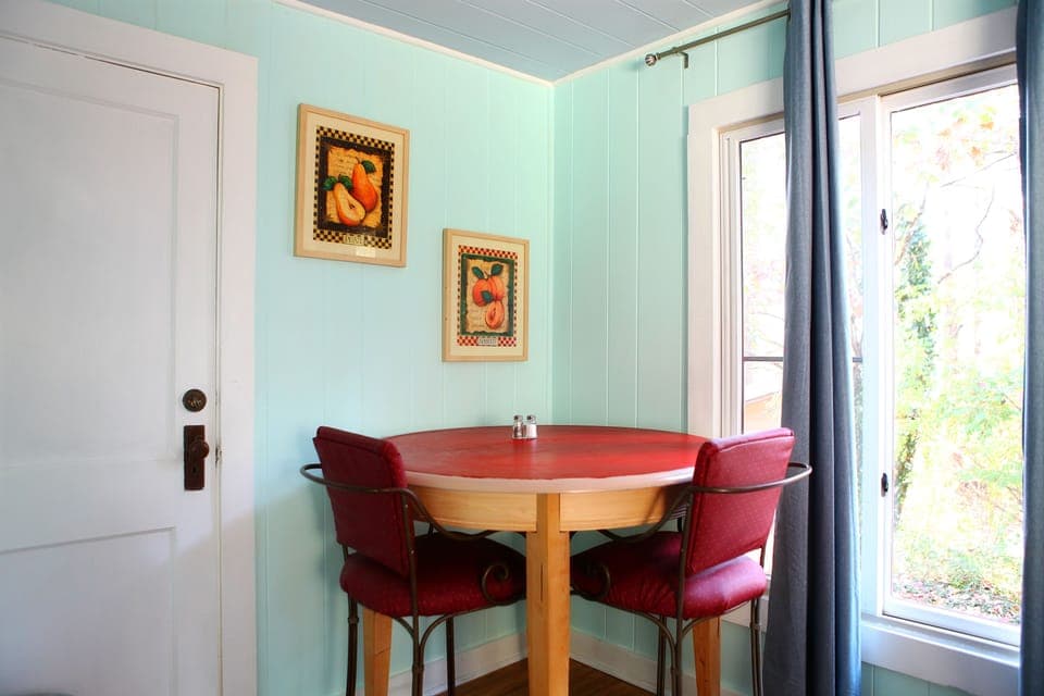 Cottage Four | In-room dining