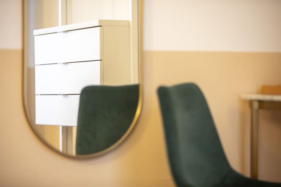 Chambre Quadruple | Premium bedding, laptop workspace, free WiFi, bed sheets