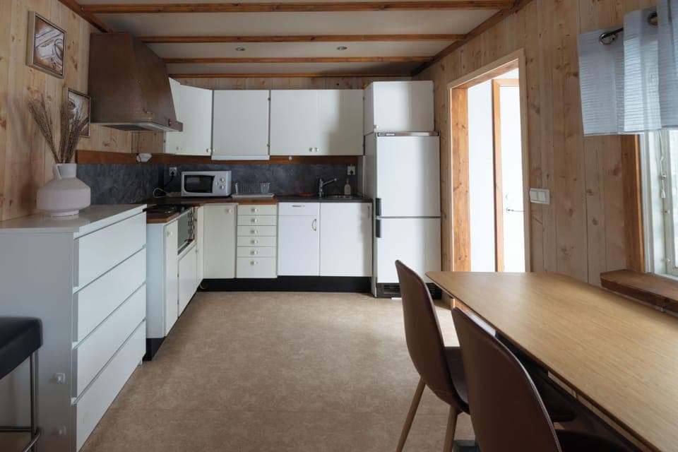 Wolverine Loft Cabin (animals allowed) | Private kitchen | Cleaning supplies, paper towels
