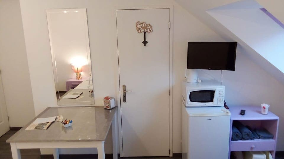 Basic Triple Room, 1 Bedroom | Soundproofing, cribs/infant beds, free WiFi, bed sheets