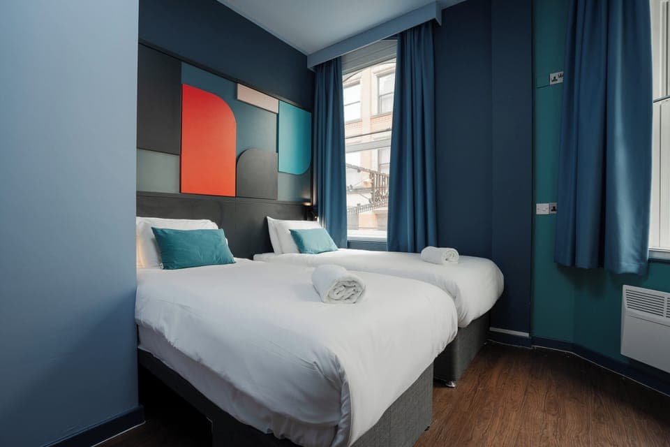 Twin Room | Desk, blackout drapes, bed sheets