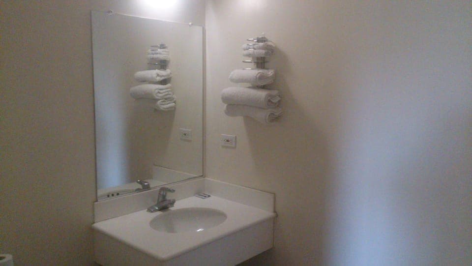 Combined shower/tub, free toiletries, hair dryer, towels