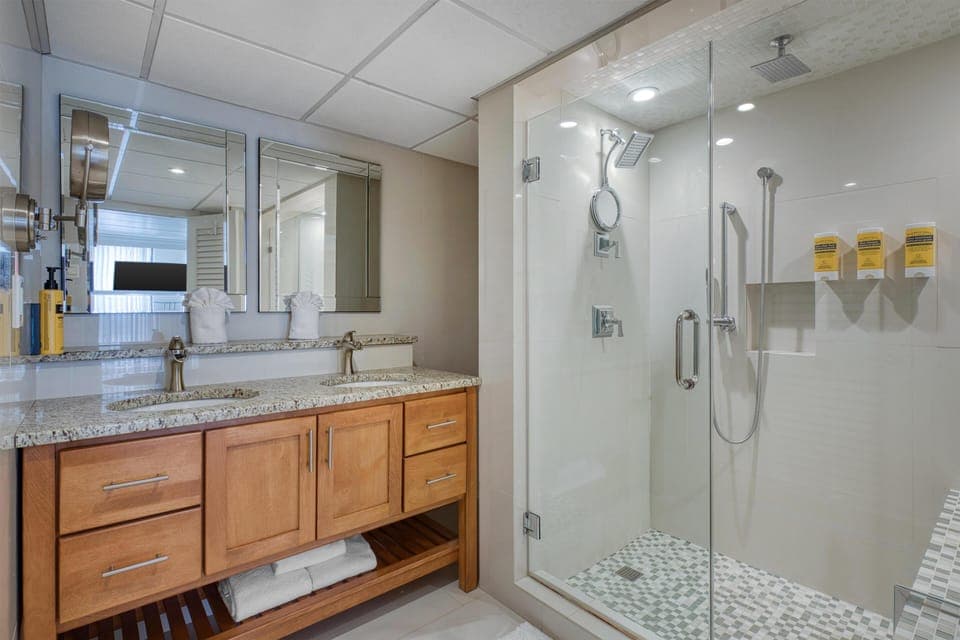 Suite, 1 King Bed, Hot Tub, City View | Bathroom | Combined shower/tub, free toiletries, hair dryer, towels
