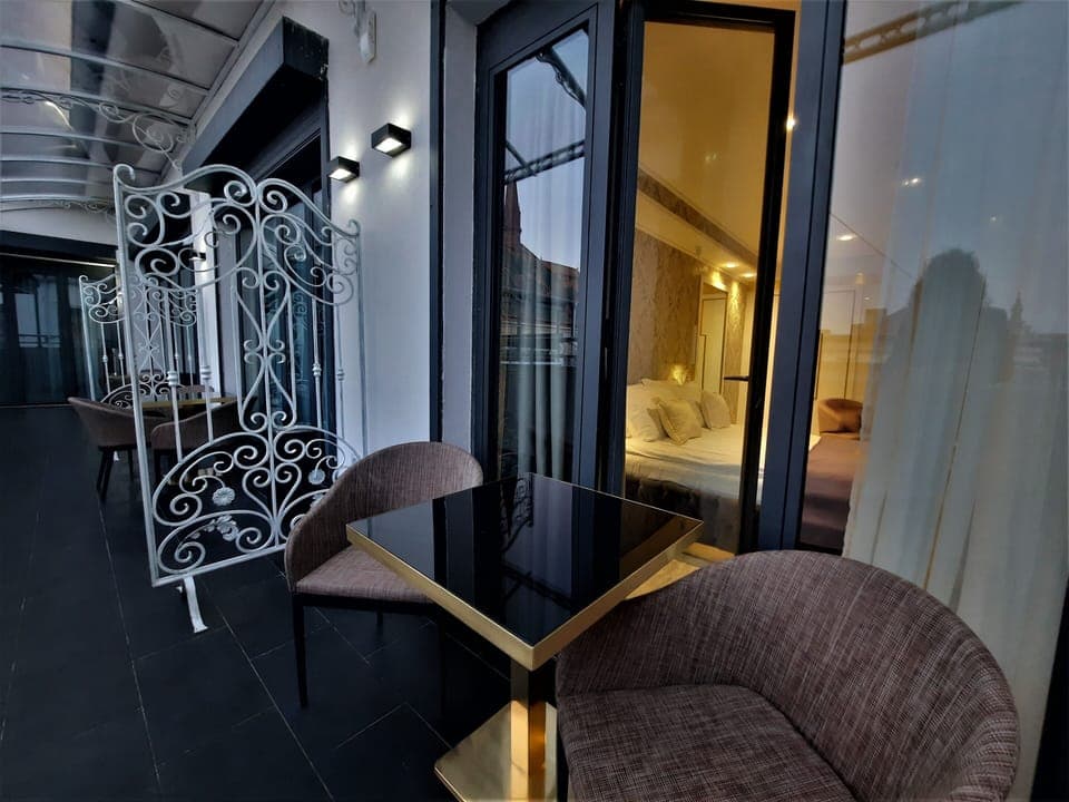 Deluxe Studio Suite | In-room safe, desk, laptop workspace, blackout drapes