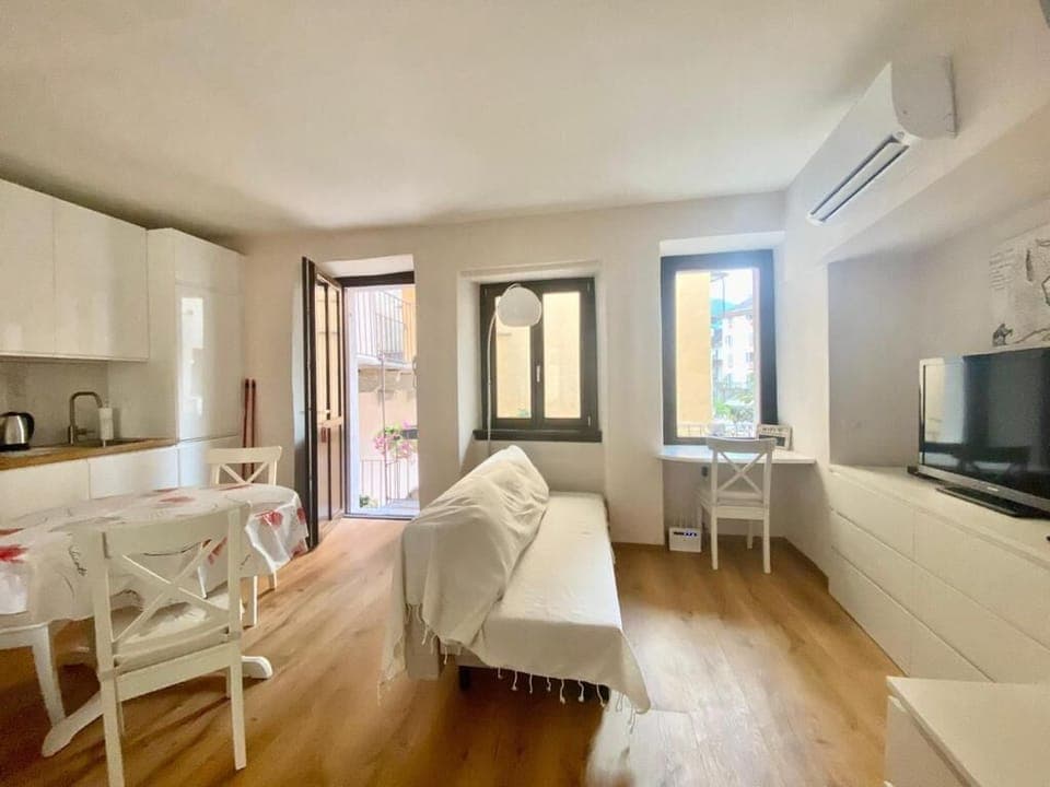 Apartment | Living area | Flat-screen TV