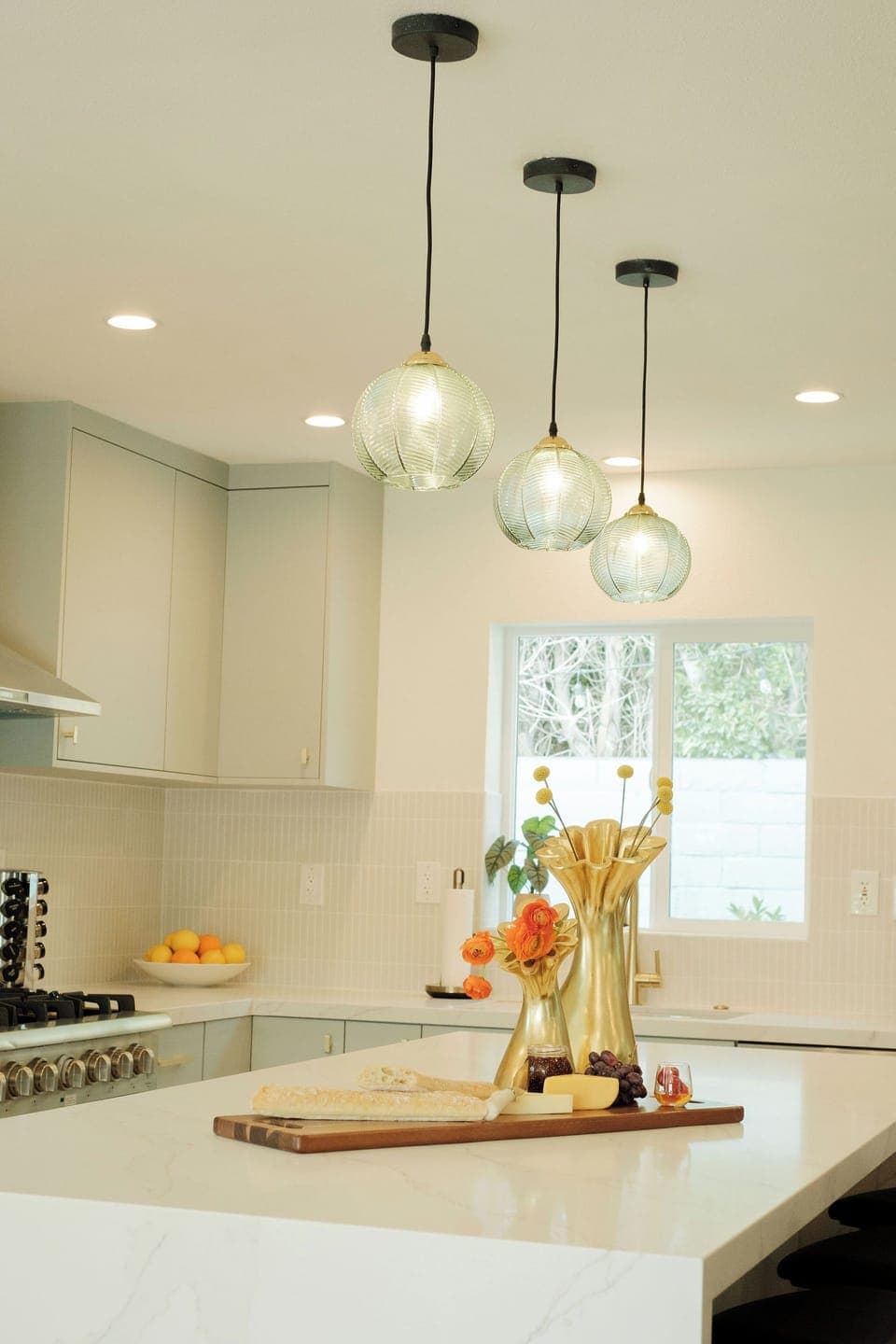 Full-size fridge, microwave, oven, stovetop