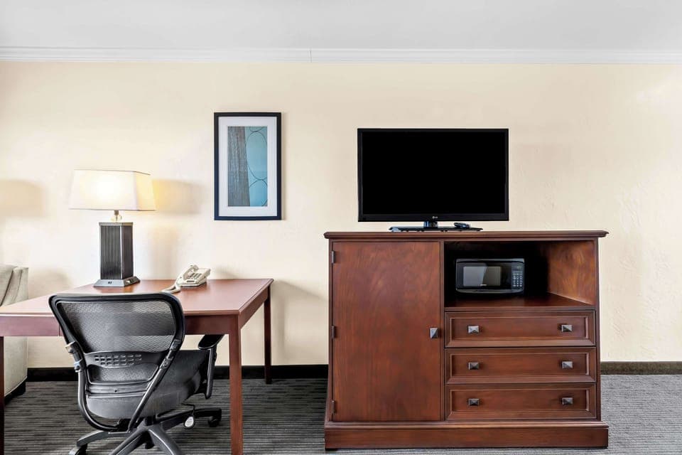 Desk, iron/ironing board, free WiFi, bed sheets