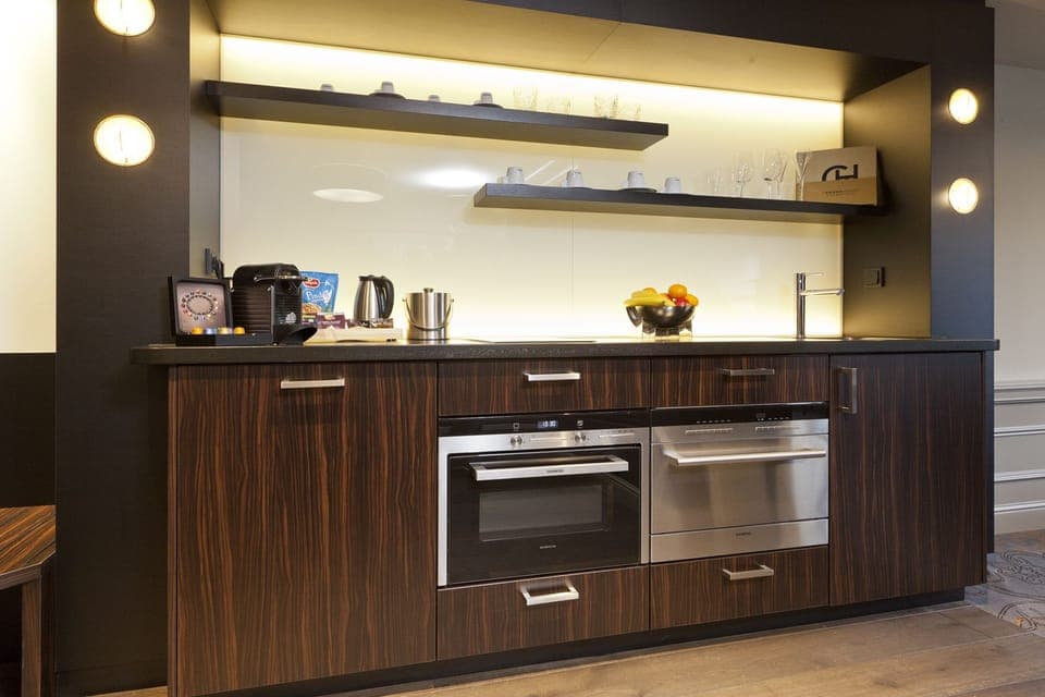 Executive Suite (Vredespaleis) | Private kitchenette | Coffee/tea maker, electric kettle