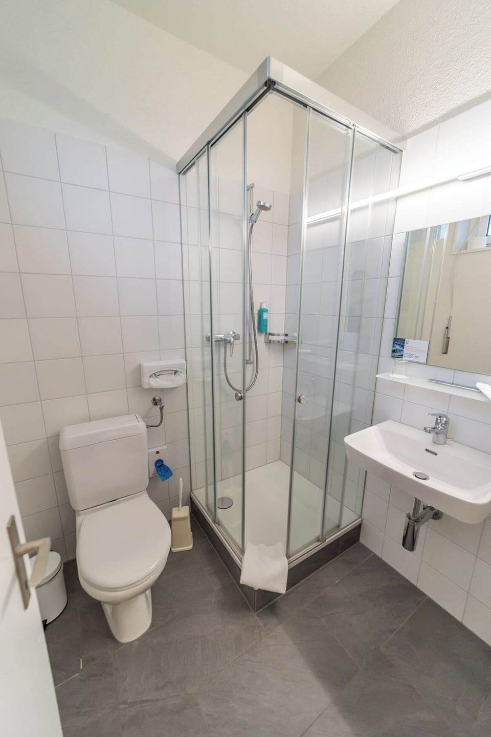 Classic Zimmer (Einzel- oder Doppelzimmer) | Bathroom | Shower, hair dryer, towels, soap