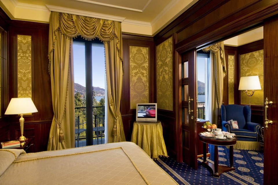 Suite,lake view | Minibar, in-room safe, desk, laptop workspace