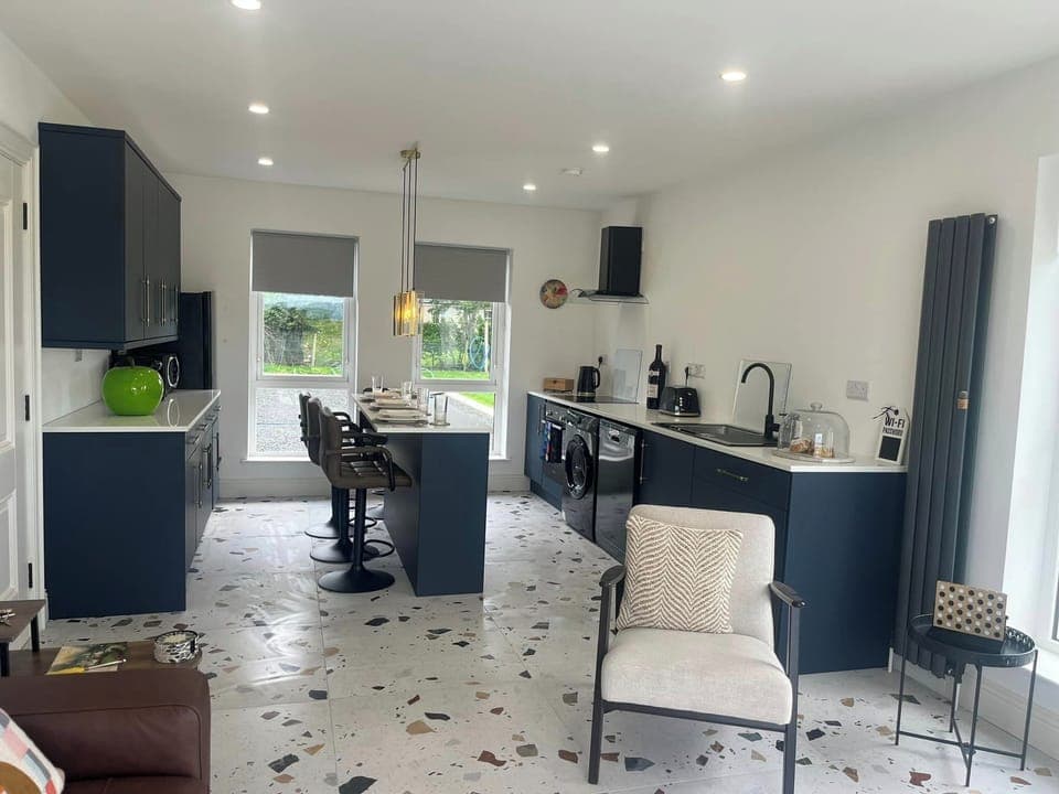 Cottage | Private kitchen | Fridge, microwave, oven, stovetop