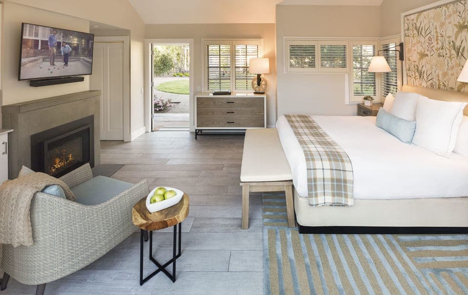 Frette Italian sheets, premium bedding, pillowtop beds, minibar