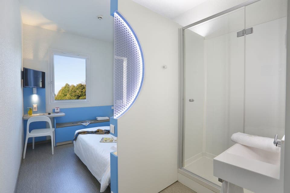 Economy Room | Premium bedding, desk, laptop workspace, blackout drapes